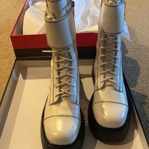 Beautiful oyster white ankle boots, in synthetic leather, number 8